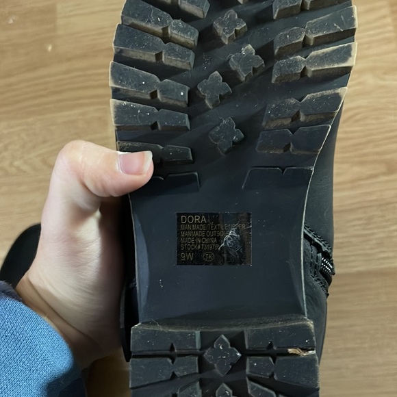 LIKE NEW faux leather wide ankle boots - Picture 4 of 4